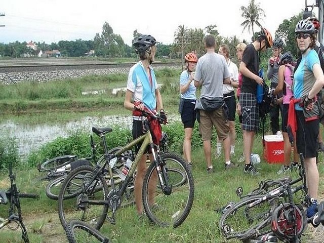 Cycling Trip Hue to Hoi An 1 Day